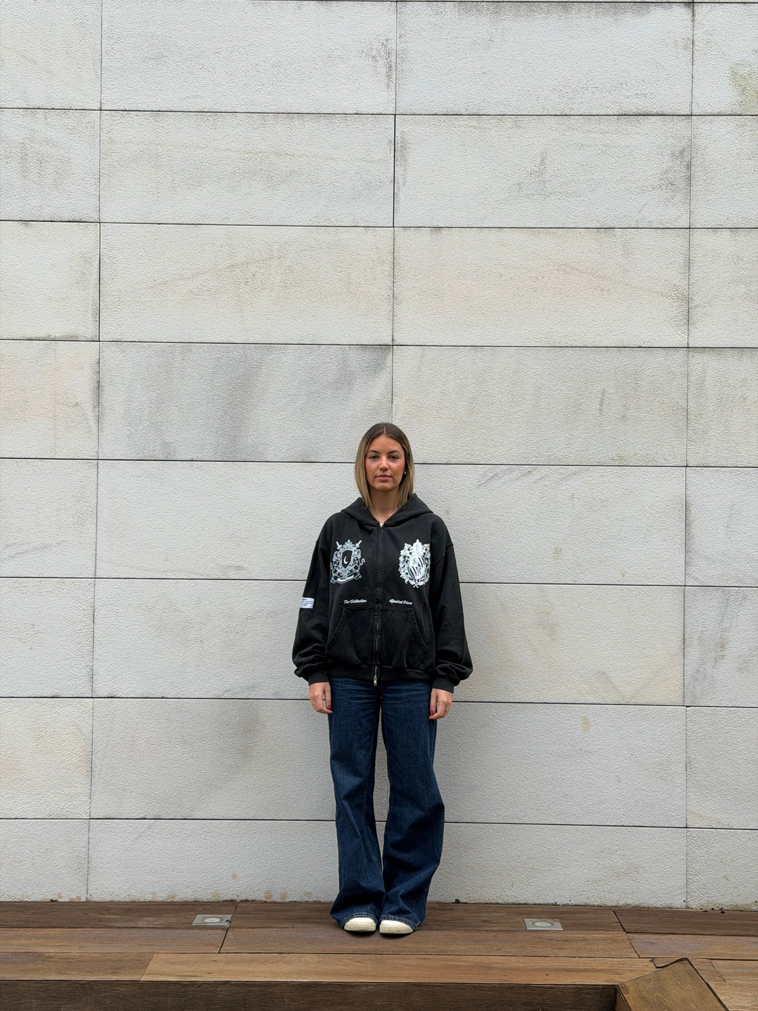 LE BLASON NOIR ZIPPED HOODIE