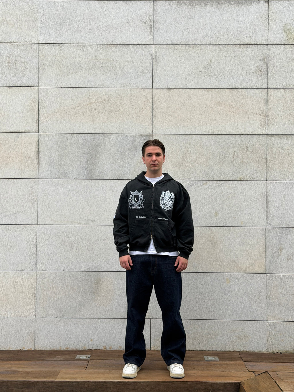 LE BLASON NOIR ZIPPED HOODIE